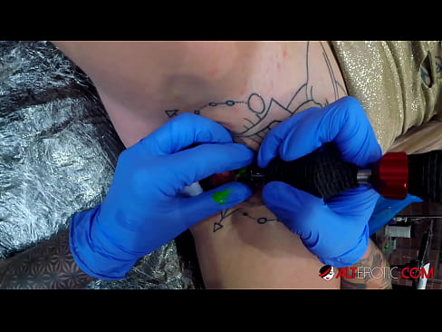 ❤️ Extremt tatuerade snyggingen Sully Savage fick en tatuering på sin klitoris ️ Pornvideo at sv.banglablog.top ❌️